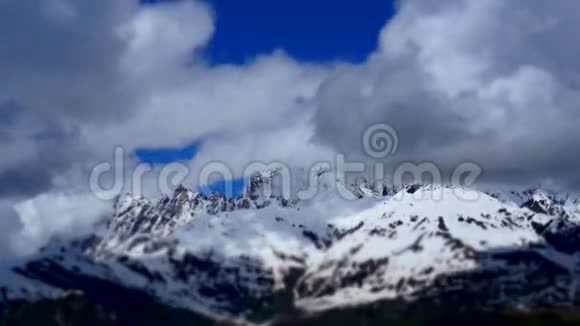 乌什巴山顶上有云视频的预览图