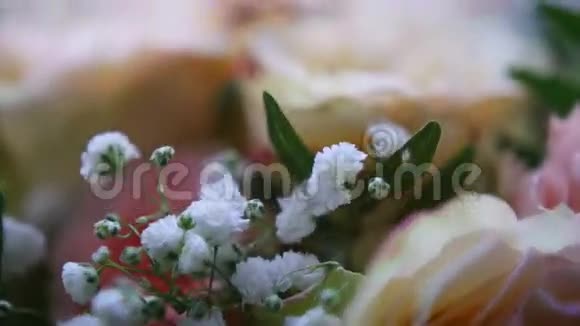 鲜花上的结婚戒指滑块移动视频的预览图