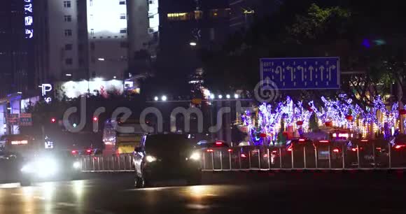 大城市的夜间交通汽车在雨中夜间行驶车灯在车架上闪烁视频的预览图