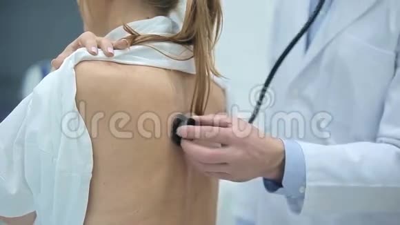 密切医生检查病人听诊器视频的预览图