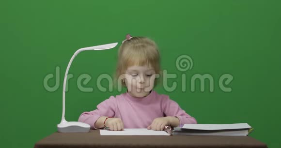 坐在桌子旁的女孩教育进程三岁的孩子色度键视频的预览图