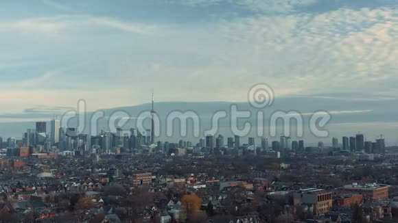 秋季末多伦多西区居民区的空中拍摄视频的预览图