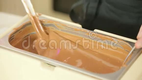 融化的牛奶巧克力视频的预览图