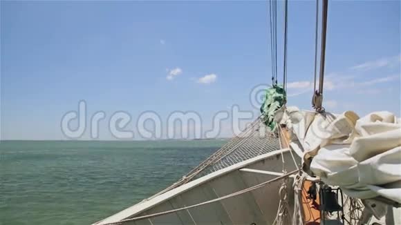 在海洋背景上悬挂帆的游艇船头视频的预览图
