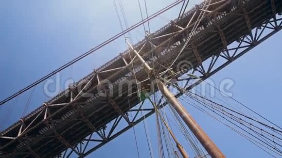 帆船在现代桥下漂浮视频的预览图