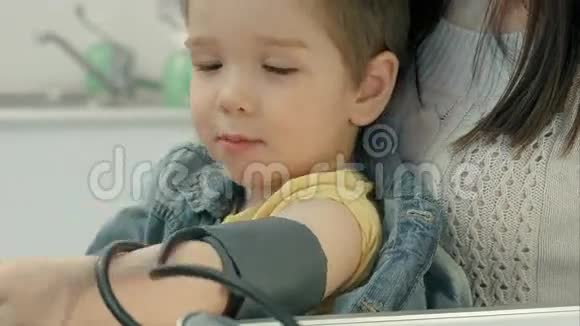 一名医务工作者在取一个小男孩的血视频的预览图