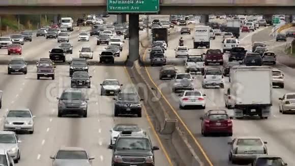 加州洛杉矶市中心繁忙的高速公路上的变焦俯视图视频的预览图