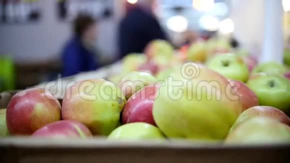 超市顾客在水果部挑选苹果分散注意力视频的预览图