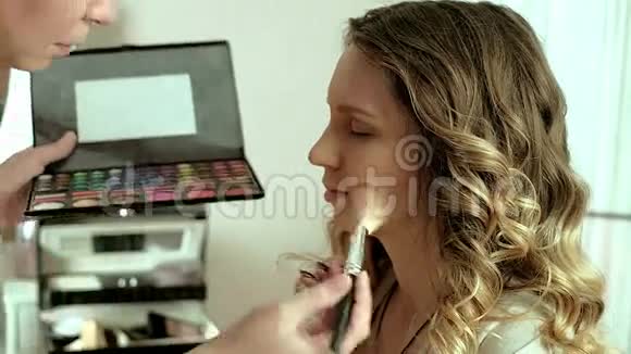 化妆师做模特化妆视频的预览图