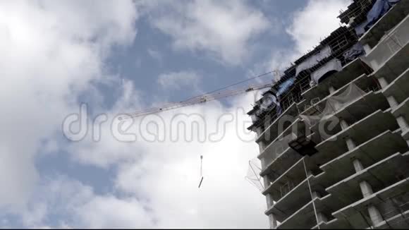 起重机在摩天大楼建设和蓝天与云视频的预览图