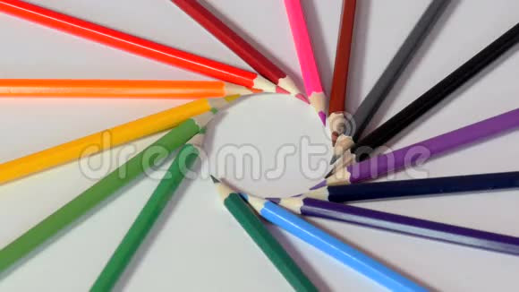 按彩虹颜色排列的木制铅笔视频的预览图
