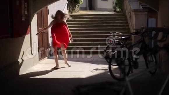 穿着红色裙子的年轻美女视频的预览图