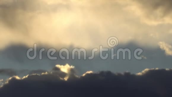 美丽的云景巨大的云和日出突破了云团视频的预览图