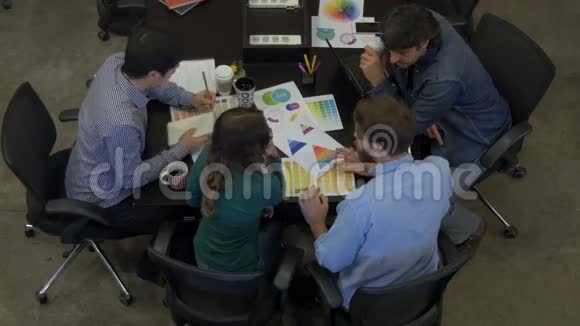 顶景会议商务人士桌上办公室多样化混合种族小组视频的预览图