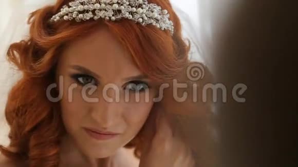 优雅的黑发新娘戴着漂亮的耳环视频的预览图