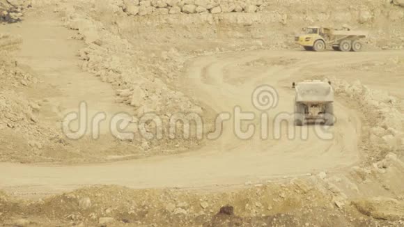 两辆卡车在采石场的路上视频的预览图