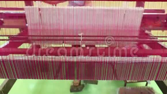 用传统织布机织锦视频的预览图