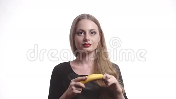 一位红唇美女吃香蕉视频的预览图