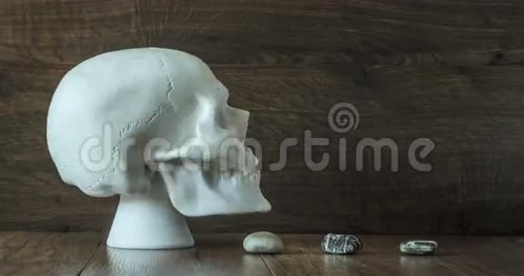 木制背景与头骨雕塑延时射击视频的预览图