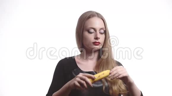 一位红唇美女吃香蕉视频的预览图