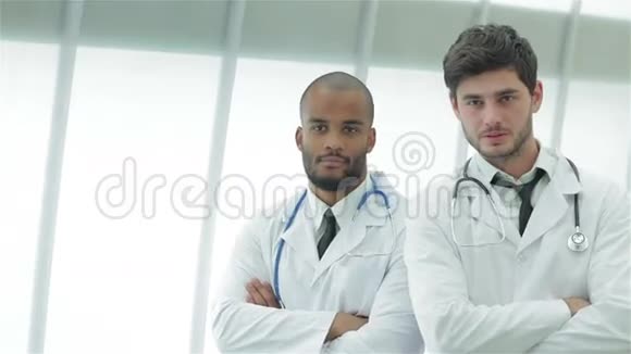 两名身穿医用礼服的年轻医生的画像视频的预览图