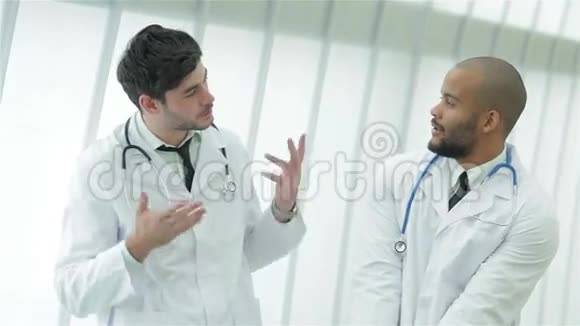 两位年轻的医生穿着医用长袍争论不休视频的预览图