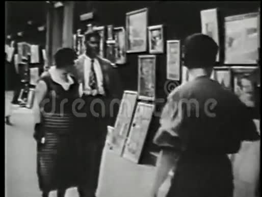 20世纪30年代纽约SOHO的户外艺术市场视频的预览图