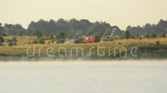 夏天雾在湖边漫步背景是露营视频的预览图