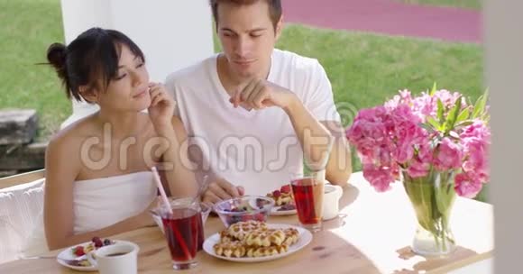 两个人在外面的早餐桌上聊天视频的预览图