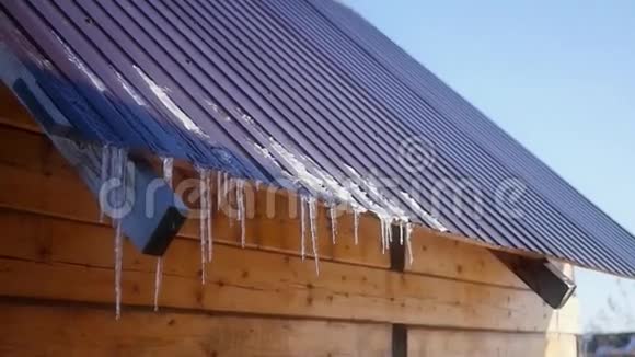 屋顶上美丽的冰柱隐藏在春天的阳光下高清1920x1080下面的动作视频的预览图