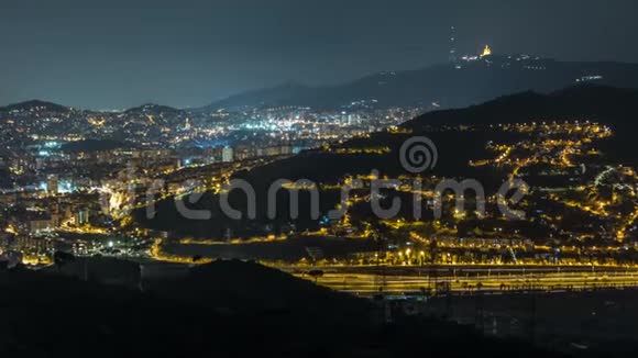 巴塞罗那和巴达洛纳的天际线地平线上的房屋和大海的屋顶夜幕降临视频的预览图