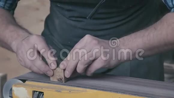 木匠拿着木头擦亮它工作详情视频的预览图