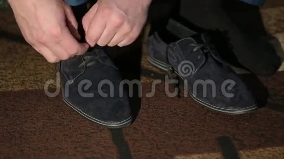 男子系绒面鞋带视频的预览图