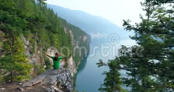 女子在山顶上练习瑜伽视频的预览图
