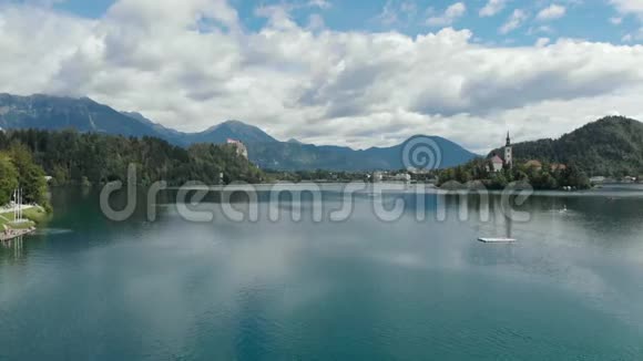 斯洛文尼亚布莱德湖的空中景色有许多云视频的预览图