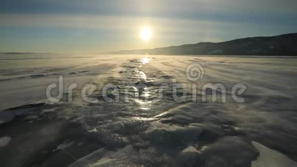 冬季贝加尔湖强风在冰上飘雪视频的预览图