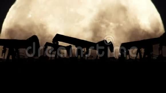 污染环境中满月背景下的油泵剪影视频的预览图