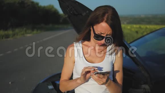 路上的破车附近的女孩在打手机视频的预览图