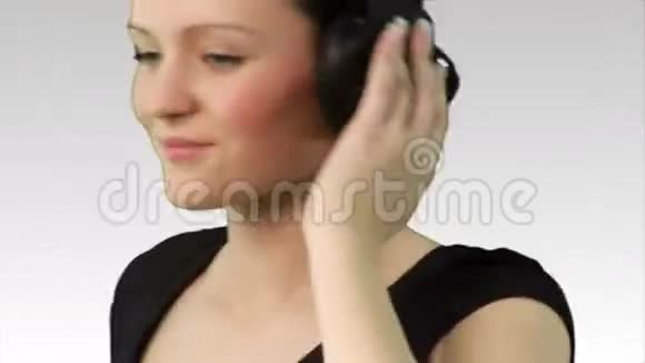 女人听音乐2视频的预览图