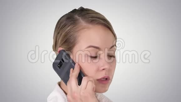 有金发的女人在用手机说话阿尔法频道视频的预览图