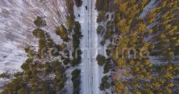 在风景如画的地区空旷的冬季道路上从高处拍摄视频的预览图