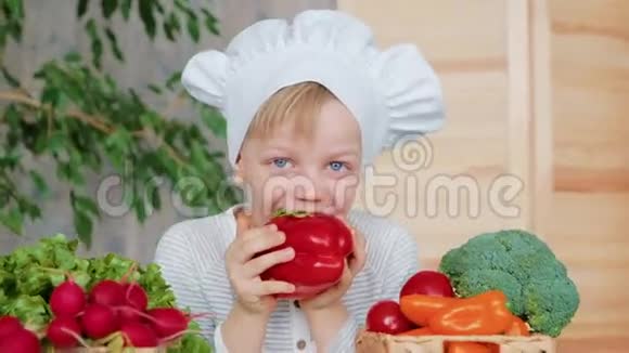 负责帽子分类和探索健康食品的学龄前儿童视频的预览图