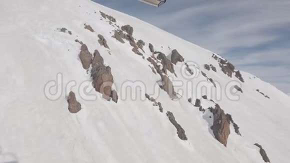 雪山峰从滑雪缆车上看视频的预览图