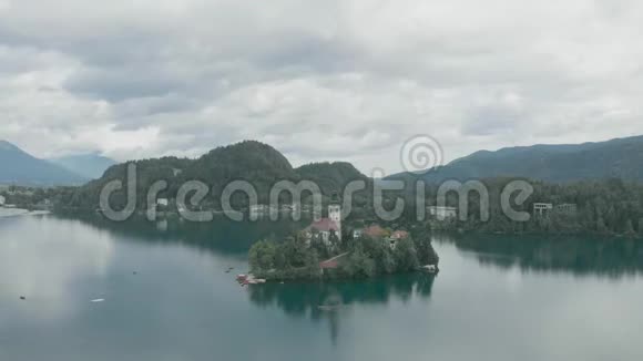 斯洛文尼亚布莱德湖的空中景色有许多云视频的预览图