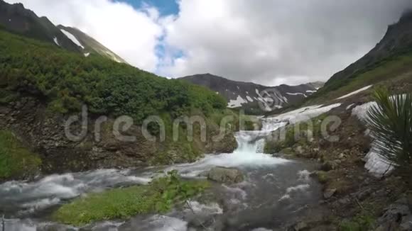 在晴朗的天气里崎岖的山河视频的预览图