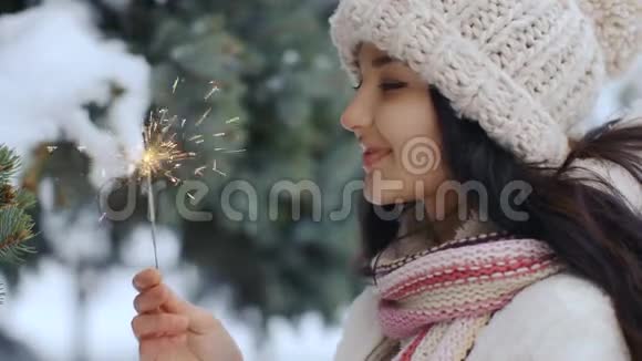 冬天的年轻女子肖像燃烧着火光视频的预览图