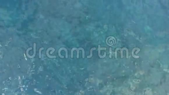 蓝色海面和泡沫波的空中拍摄视频的预览图