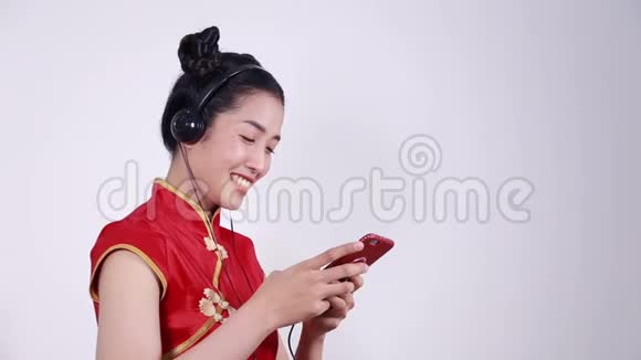 女人穿旗袍用手机视频的预览图