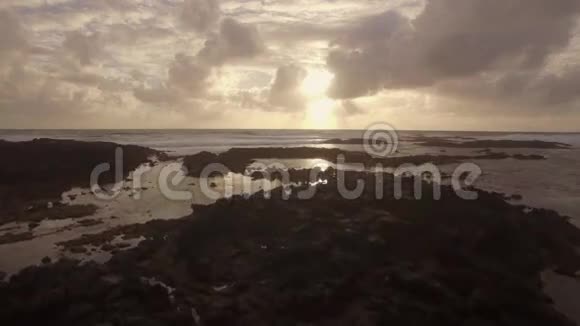 毛里求斯岛印度洋近岸的空中近景水波视频的预览图