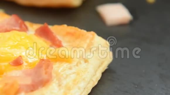 新鲜出炉的火腿奶酪和鸡蛋早餐小馅饼视频的预览图